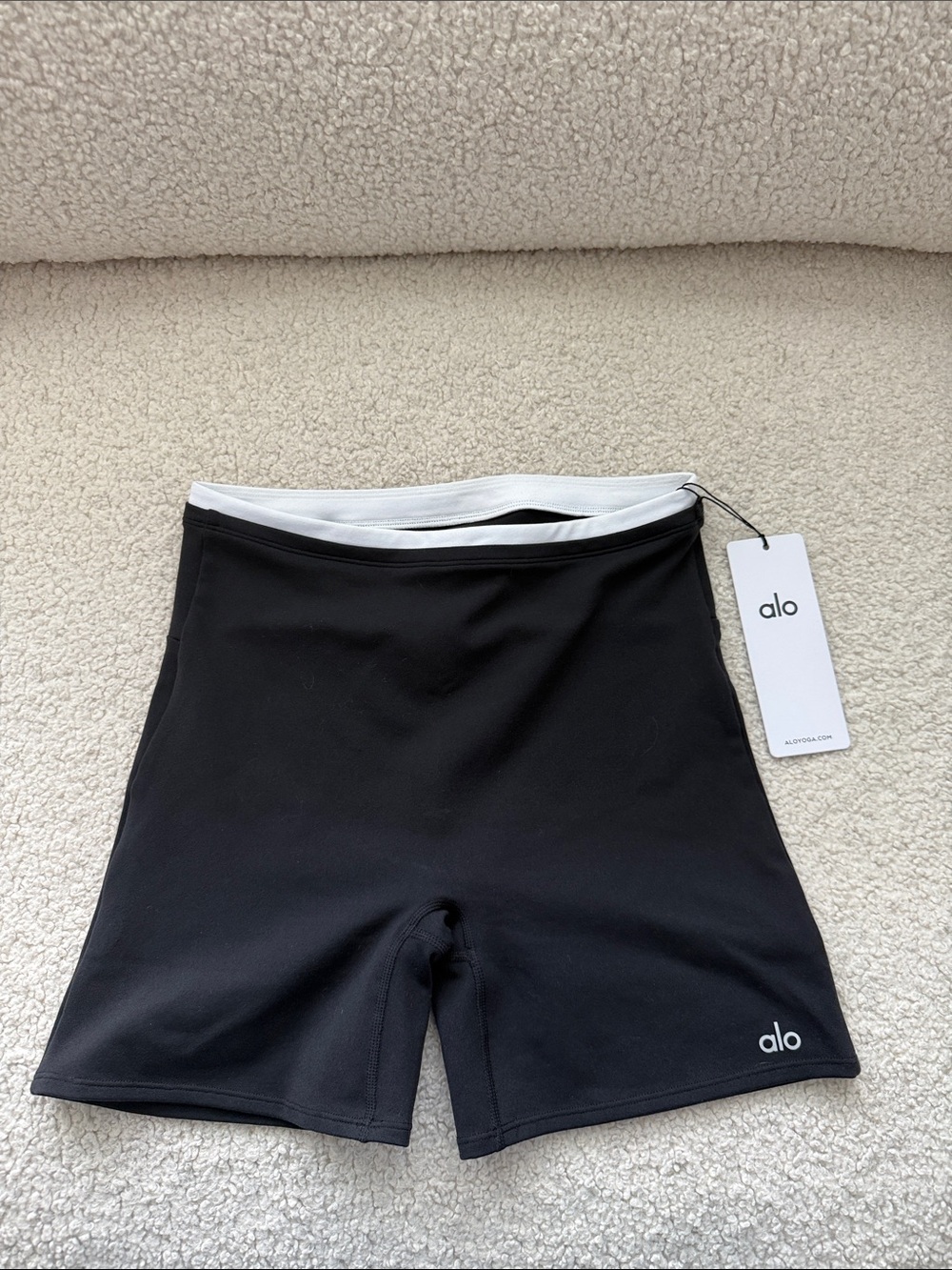 Alo Airbrush Double UP 5” Black Shorts Size M NWT